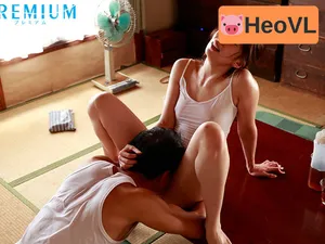 Chồng bận việc ở cơ quan, bà xã ở nhà làm tình với anh hàng xóm